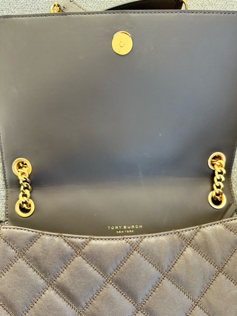 🌟TORY BURCH Quilted Willa Quilted Shoulder Bag in Volcanic with Gold Chain - Picture 5 of 8